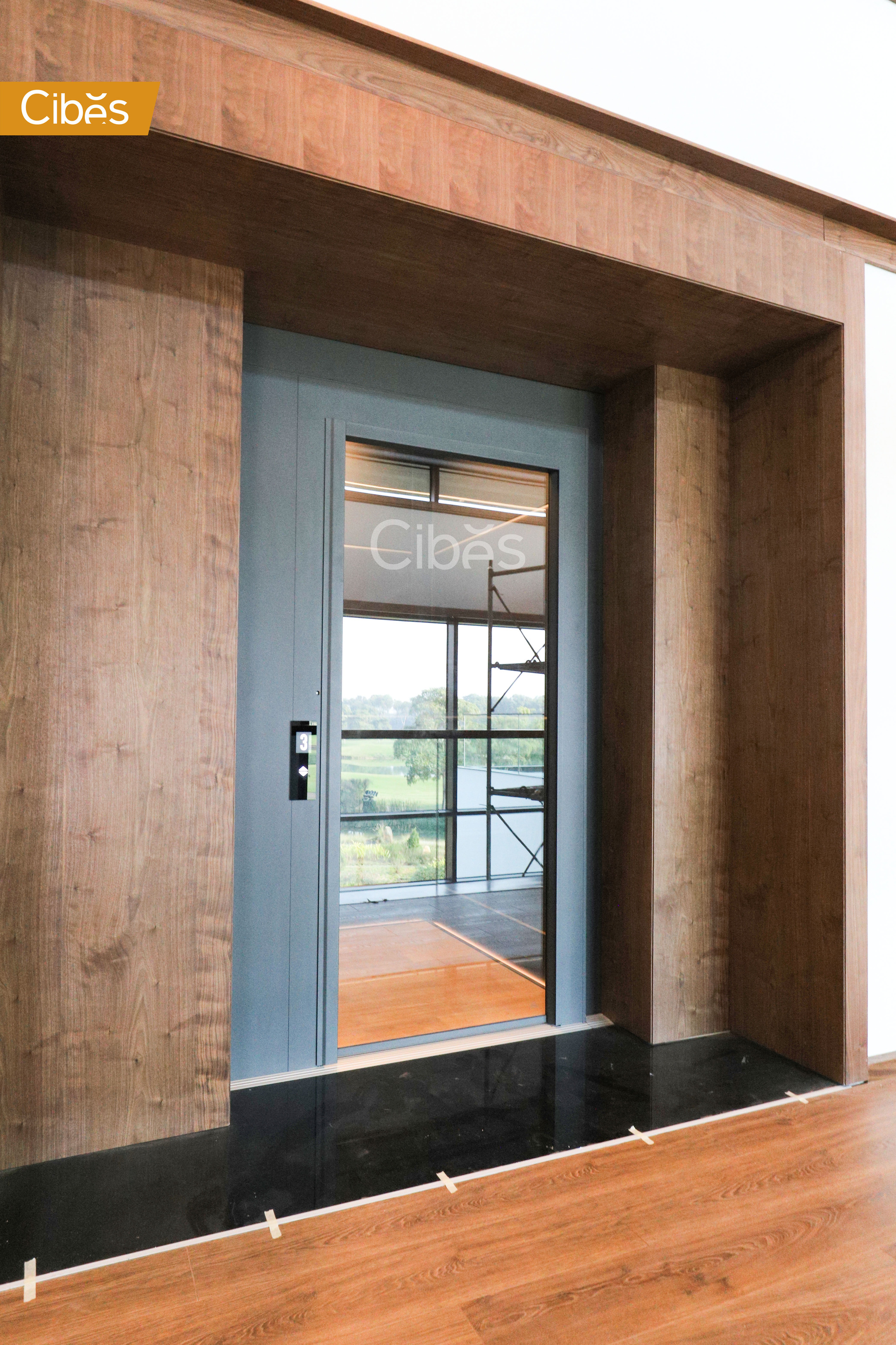 Tầng 2, 3 của thang máy nằm ở trong nhà